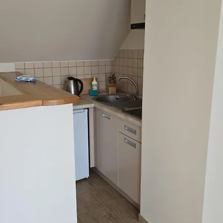 威拉庭院酒店 *